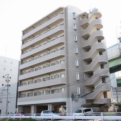 
						タイル貼りの立派な外観です。