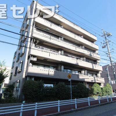 
						タイル貼りの建物です。