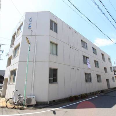 
						シンプルでどっしりとした外観のマンションです