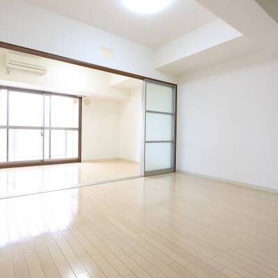 
						清潔感のある白いフローリングです