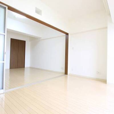 
						間の引戸はすりガラスなのでオシャレですね