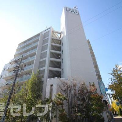 
						白い綺麗な外観。