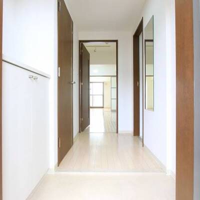 
						玄関横の鏡も嬉しいですね