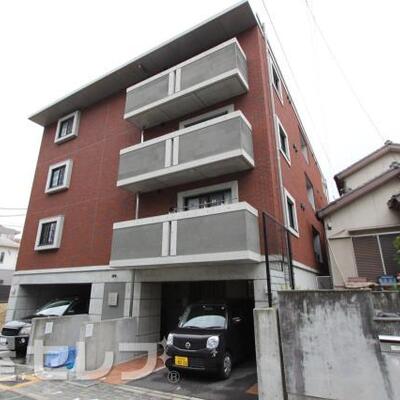 
						赤色がアクセントの築浅物件。