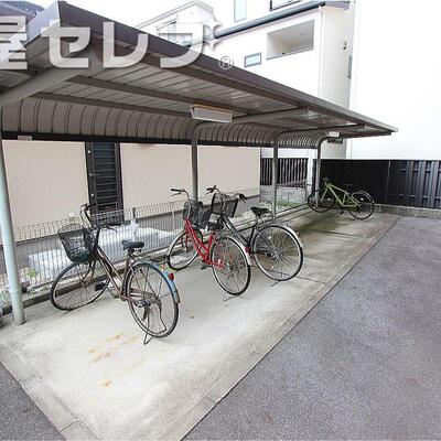 
						エントランスはオートロック