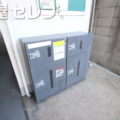 
						屋根付きの自転車置き場です。