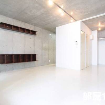 
						コンクリート打ち放しの内装です