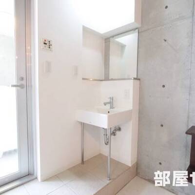 
						鏡も付いて朝の身支度もばっちり