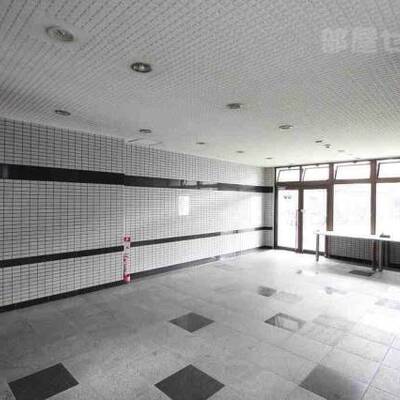 
						裏から駐車場に繋がってます