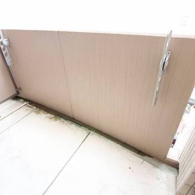 
						広めに使えるバルコニーです