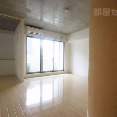 
						湾曲したスペースが特徴的なリビング。