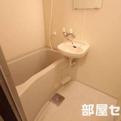 
						※202号室内装写真参照