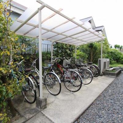 
						屋根付きの駐輪場です。