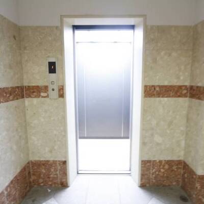 
						エレベーター完備。