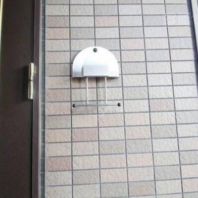 
						玄関前には傘掛けがあります