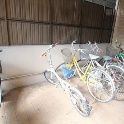 
						エントランス前にも駐輪場があります。