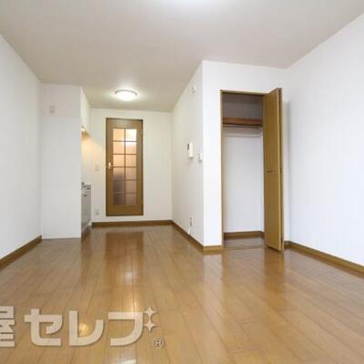 
						広々とした居室です。