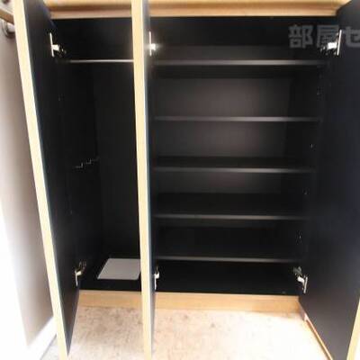 
						下駄箱も収納力あり。