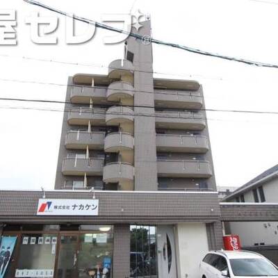 
						7階建てのマンション。