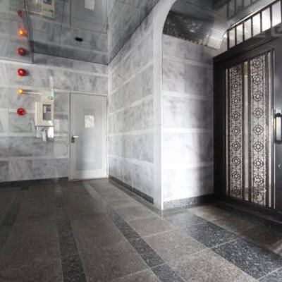 
						おしゃれな作りのエントランスです