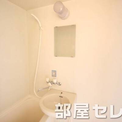 
						浴室に鏡もあります。