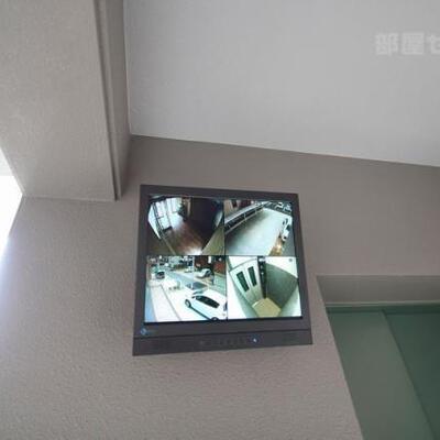 
						エレベーターにはカメラがあります。