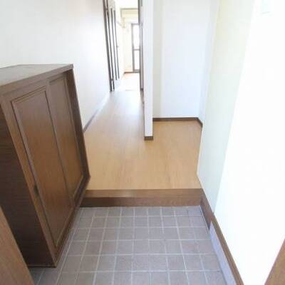 
						玄関からのワンショットです