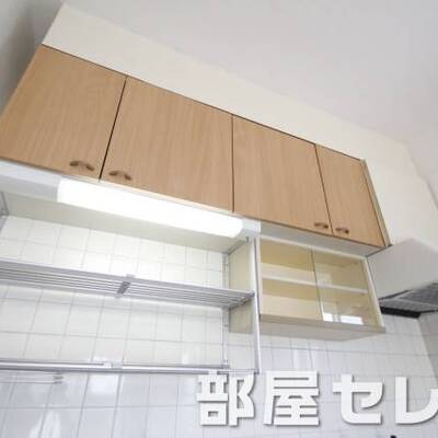 
						キッチンの上部収納。