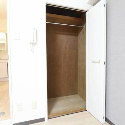 
						ハンガーもかけれる収納になってます。（イメージ写真）