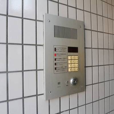 
						安心のオートロックです。