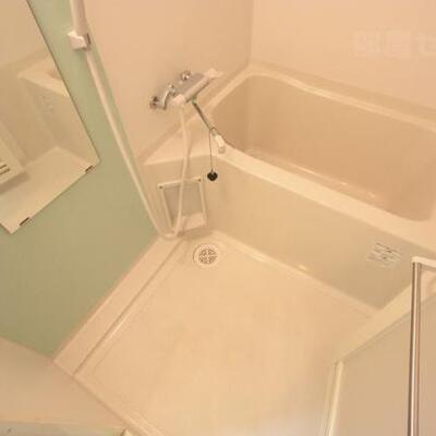 
						壁色お洒落な浴室です。