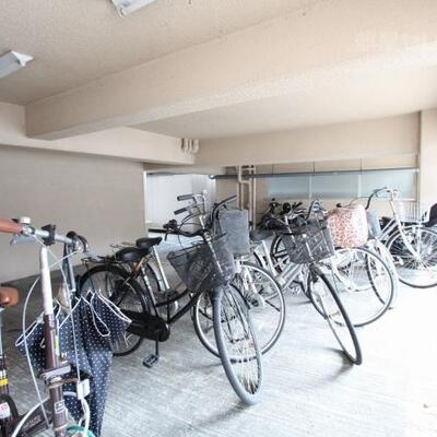 
						駐輪場はありませんが、雨風が凌げます。