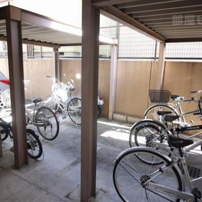 
						屋根つきの駐輪場があります。