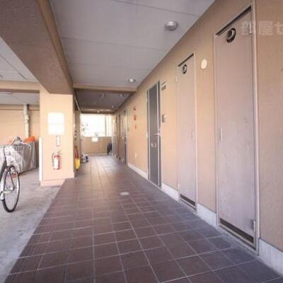 
						一階の廊下を通って頂いて。