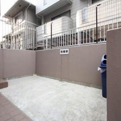 
						入口のそばに駐輪場があります。