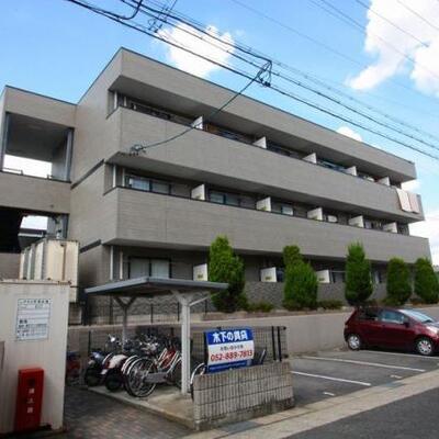 
						閑静な住宅街に立つ物件です。