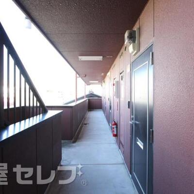 
						玄関前の廊下です。