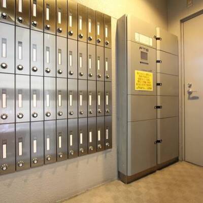 
						便利な宅配ボックスついてます