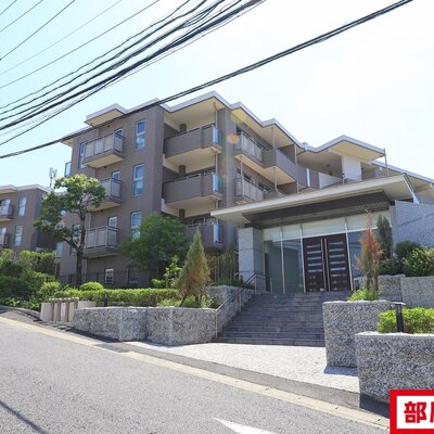 
						タイル貼りの外観。