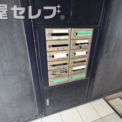 
						集合ポストは綺麗に整備されてます。