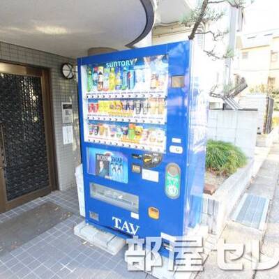 
						エントランス前自販機。