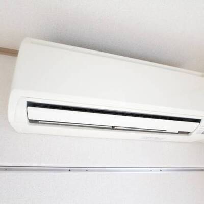 
						真っ白エアコンです。