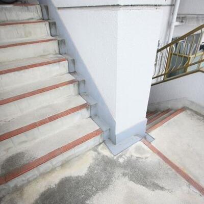 
						共用の階段です。