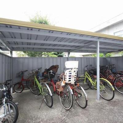 
						屋根付きの駐輪場があります。