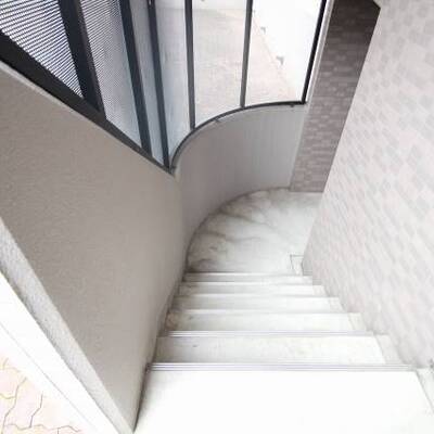 
						降りたら直接屋内駐車場に繋がっております。