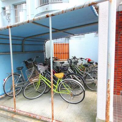 
						屋根付きの駐輪場です。