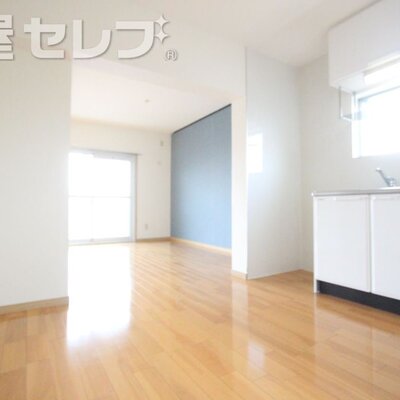 
						綺麗なフローリングのリビング