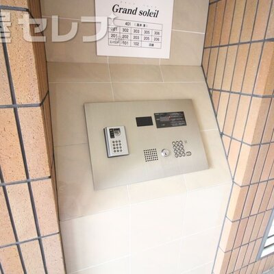 
						エントランスはオートロックで安心。