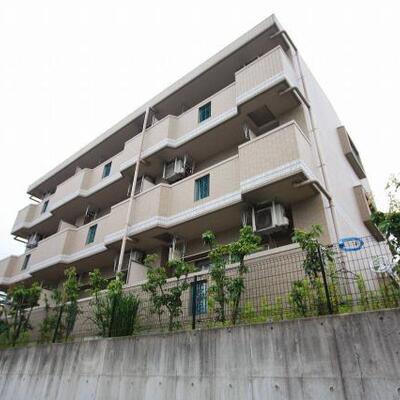 
						タイル張りの立派な外観です。