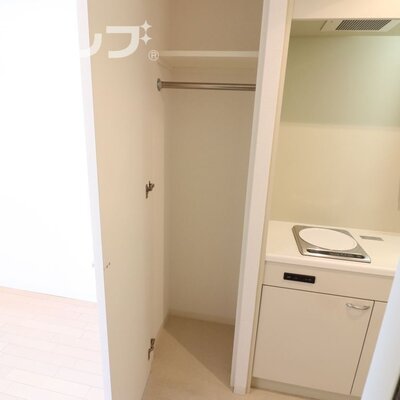 
						洗面台に鏡もついてます